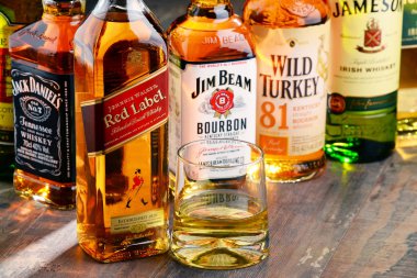 Şişe popüler viski markalarından ile kompozisyon