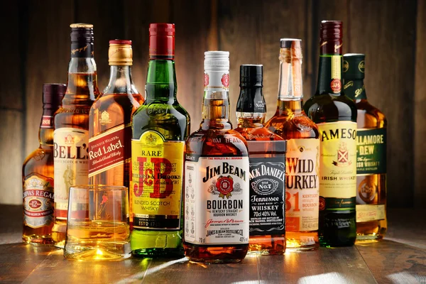 Composición con botellas de marcas populares de whisky — Foto de Stock