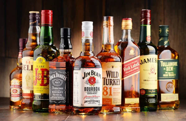 Composición con botellas de marcas populares de whisky — Foto de Stock