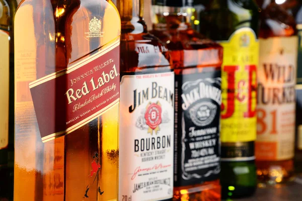 Composición con botellas de marcas populares de whisky — Foto de Stock