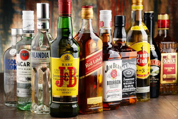 Bottiglie di marche assortite di liquori duri — Foto Stock