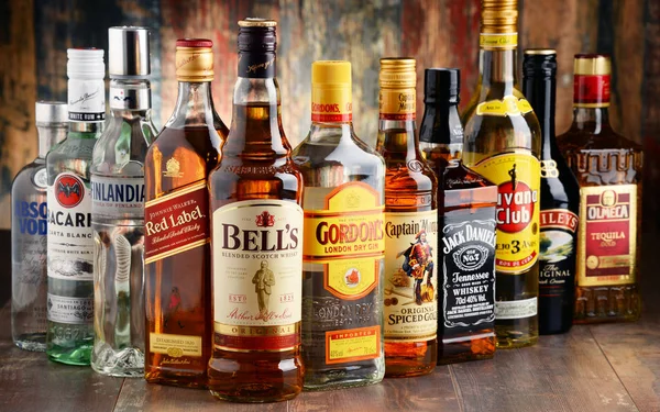 Botellas de varias marcas de licor duro — Foto de Stock