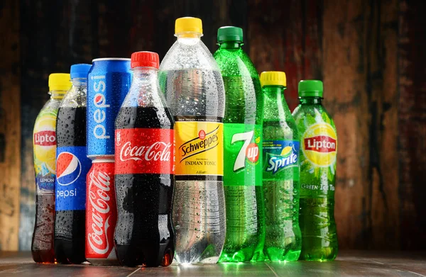 Flaschen mit verschiedenen globalen alkoholfreien Getränken — Stockfoto