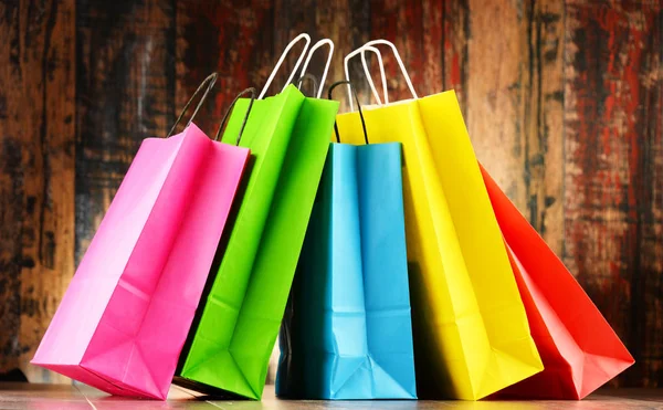 Composição com cinco sacos de compras de papel coloridos — Fotografia de Stock