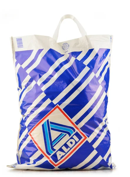Original bolsa de compras de plástico Aldi sobre blanco — Foto de Stock