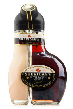 Beyaz izole Sheridan'ın Likör şişesi