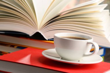 Kitaplar ve kahve kompozisyonu