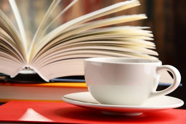 Složení s knihami a šálek kávy — Stock fotografie