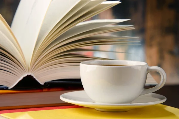 Composición con libros y taza de café — Foto de Stock