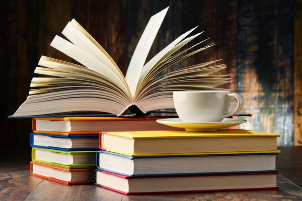 Composition avec livres et tasse de café — Photo