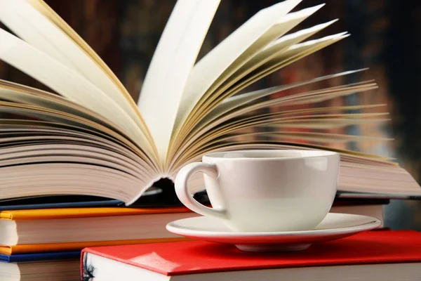 Komposition mit Büchern und einer Tasse Kaffee — Stockfoto