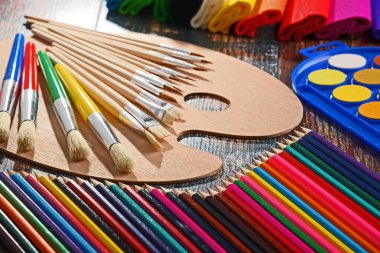 Resim ve çizim için okul aksesuarlarıyla kompozisyon