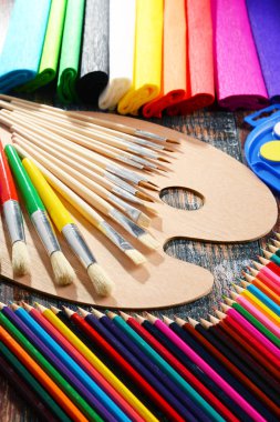 Resim ve çizim için okul aksesuarlarıyla kompozisyon