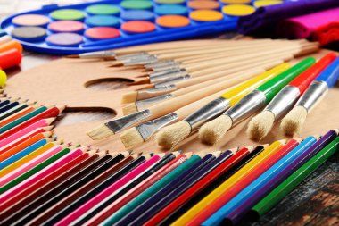 Resim ve çizim için okul aksesuarlarıyla kompozisyon