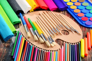 Resim ve çizim için okul aksesuarlarıyla kompozisyon