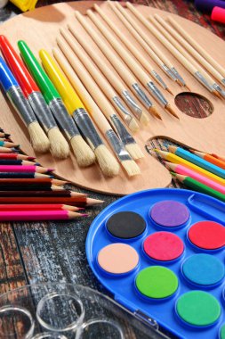Resim ve çizim için okul aksesuarlarıyla kompozisyon