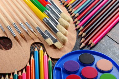 Resim ve çizim için okul aksesuarlarıyla kompozisyon