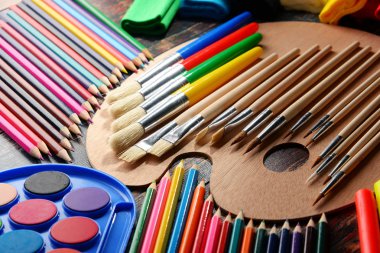 Resim ve çizim için okul aksesuarlarıyla kompozisyon