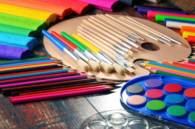 Resim ve çizim için okul aksesuarlarıyla kompozisyon