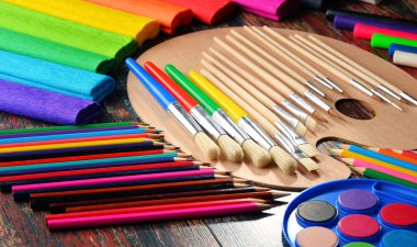 Resim ve çizim için okul aksesuarlarıyla kompozisyon