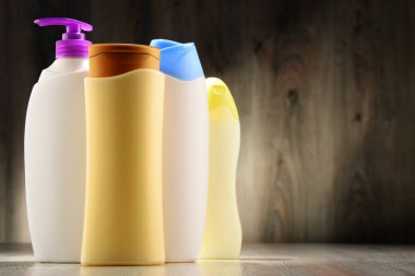 Plastik şişeler dolusu vücut bakımı ve güzellik ürünleri.