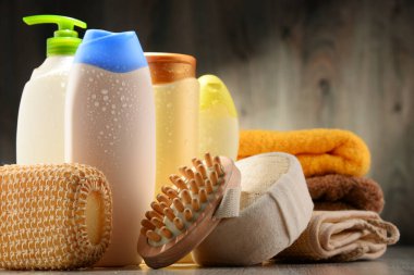 Plastik şişeler dolusu vücut bakımı ve güzellik ürünleri.