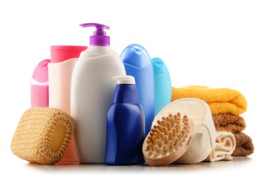 Plastik şişeler dolusu vücut bakımı ve güzellik ürünleri.