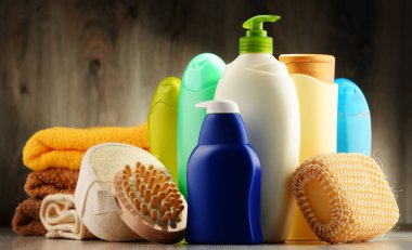 Plastik şişeler dolusu vücut bakımı ve güzellik ürünleri.