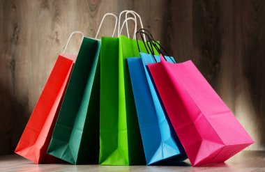 Renkli kağıt alışveriş torbalarıyla kompozisyon