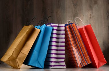 Renkli kağıt alışveriş torbalarıyla kompozisyon
