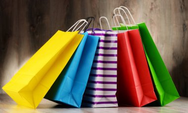 Renkli kağıt alışveriş torbalarıyla kompozisyon