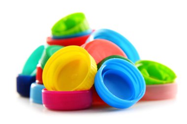 Renkli plastik şişe kapakları ile kompozisyon