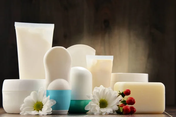 Composition with containers of body care and beauty products — Stock Photo, Image