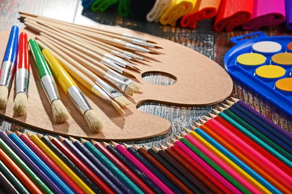 Resim ve çizim için okul aksesuarlarıyla kompozisyon