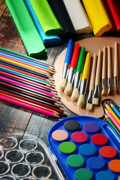 그림그리기와 그림그리기를 위한 학교 액세서리와 상의 하라 — 스톡 사진