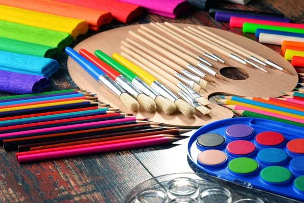 Resim ve çizim için okul aksesuarlarıyla kompozisyon