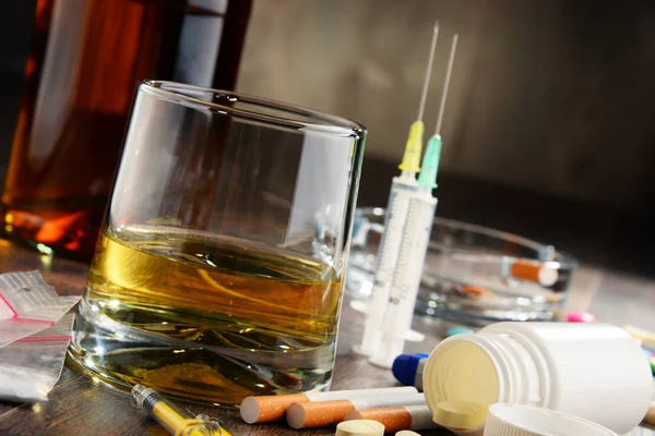 Εθιστικές ουσίες, συμπεριλαμβανομένων του αλκοόλ, των τσιγάρων και των ναρκωτικών — Φωτογραφία Αρχείου
