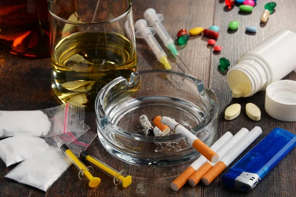 成瘾物质，包括酒精、香烟和毒品 — 图库照片