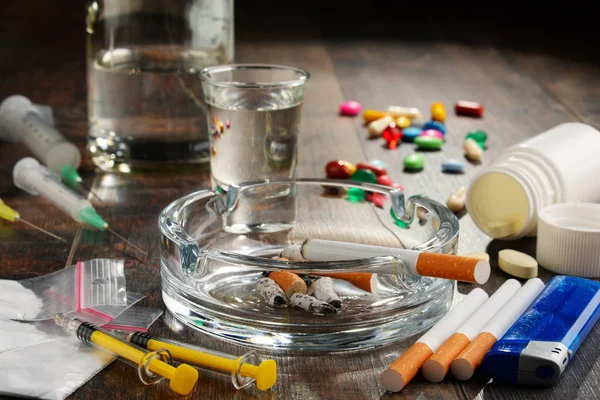 Sustancias adictivas, incluyendo alcohol, cigarrillos y drogas —  Fotos de Stock