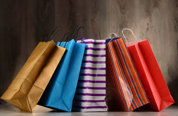 Samenstelling met kleurrijke papieren boodschappentassen — Stockfoto