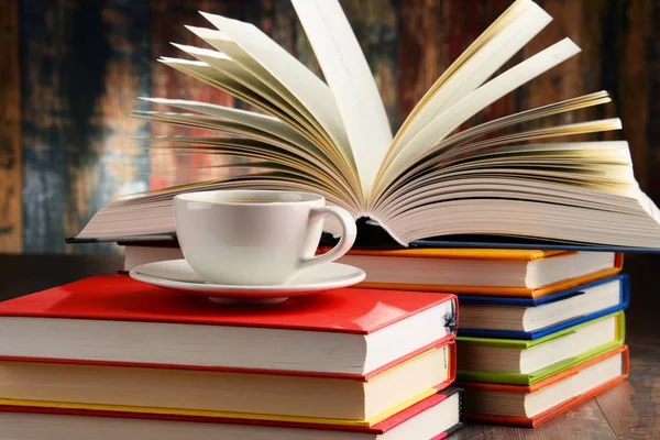 Samenstelling met boeken en kopje koffie — Stockfoto