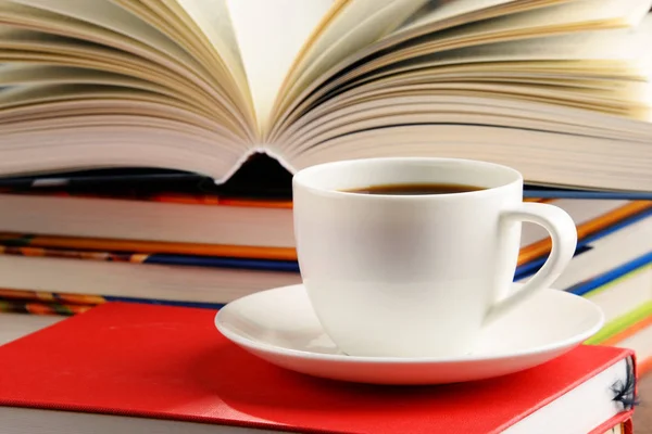 Composizione con libri e tazzina di caffè — Foto Stock