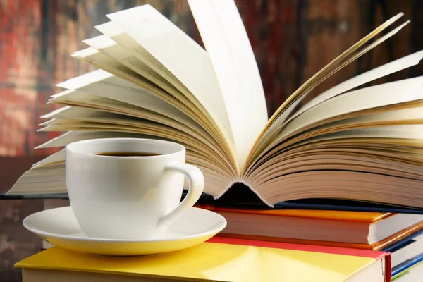 Kitaplar ve kahve kompozisyonu — Stok fotoğraf