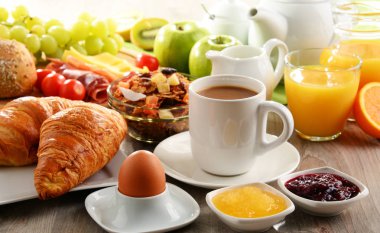 Kahve, meyve suyu, yumurta ve rulo ile Kahvaltı