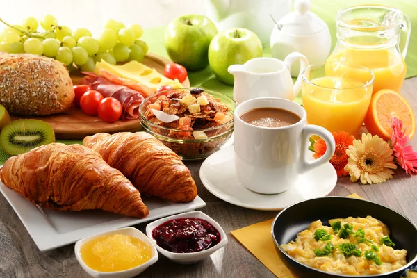 Petit déjeuner servi avec café, jus de fruits, œufs et petits pains — Photo