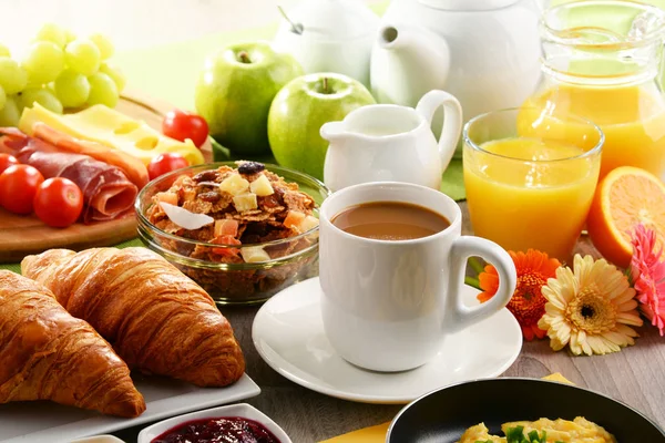Morgenmad serveret med kaffe, juice, æg og ruller - Stock-foto