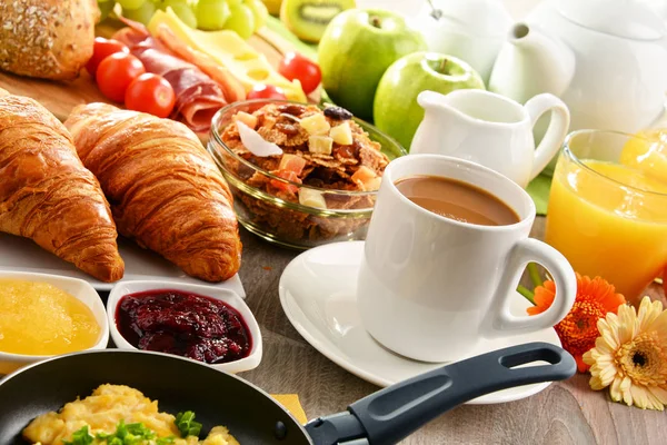 Petit déjeuner servi avec café, jus de fruits, œufs et petits pains — Photo