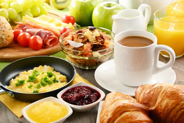 Petit déjeuner servi avec café, jus de fruits, œufs et petits pains — Photo