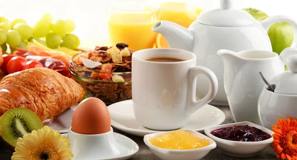 Desayuno servido con café, jugo, huevo y panecillos — Foto de Stock