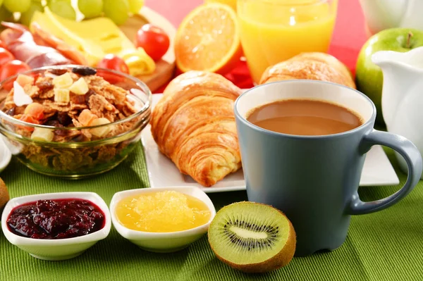 Ontbijt met koffie, SAP, eieren en broodjes — Stockfoto